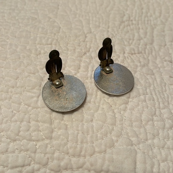 Vintage clip earrings. Silver toned button design. Circular with geometric print - Picture 4 of 4